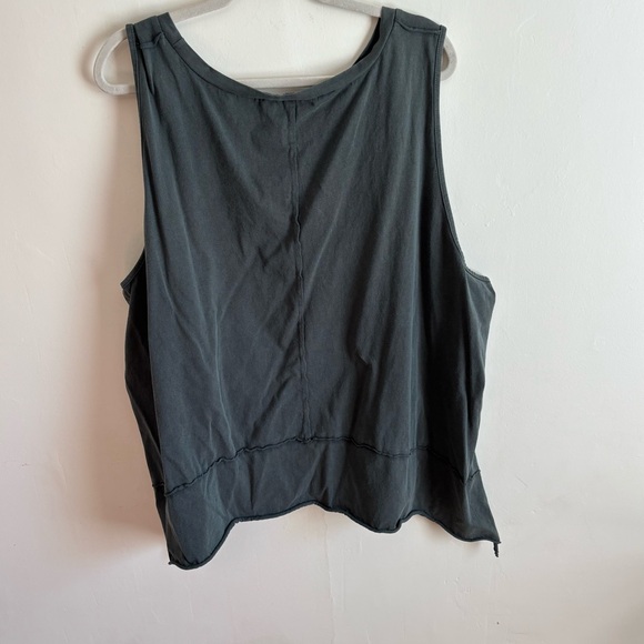 🫒 PLUS Crop Tank 🫒 - Picture 5 of 6
